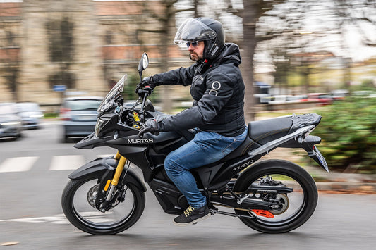 Moto électrique vs thermique : qui coûte vraiment moins cher en 2025 ?